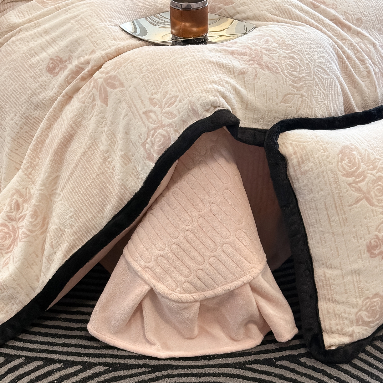 91家纺网 家纺一手货源 找家纺 典曼家纺 2025新款A类宽包边雕花绒四件套 寻觅花影