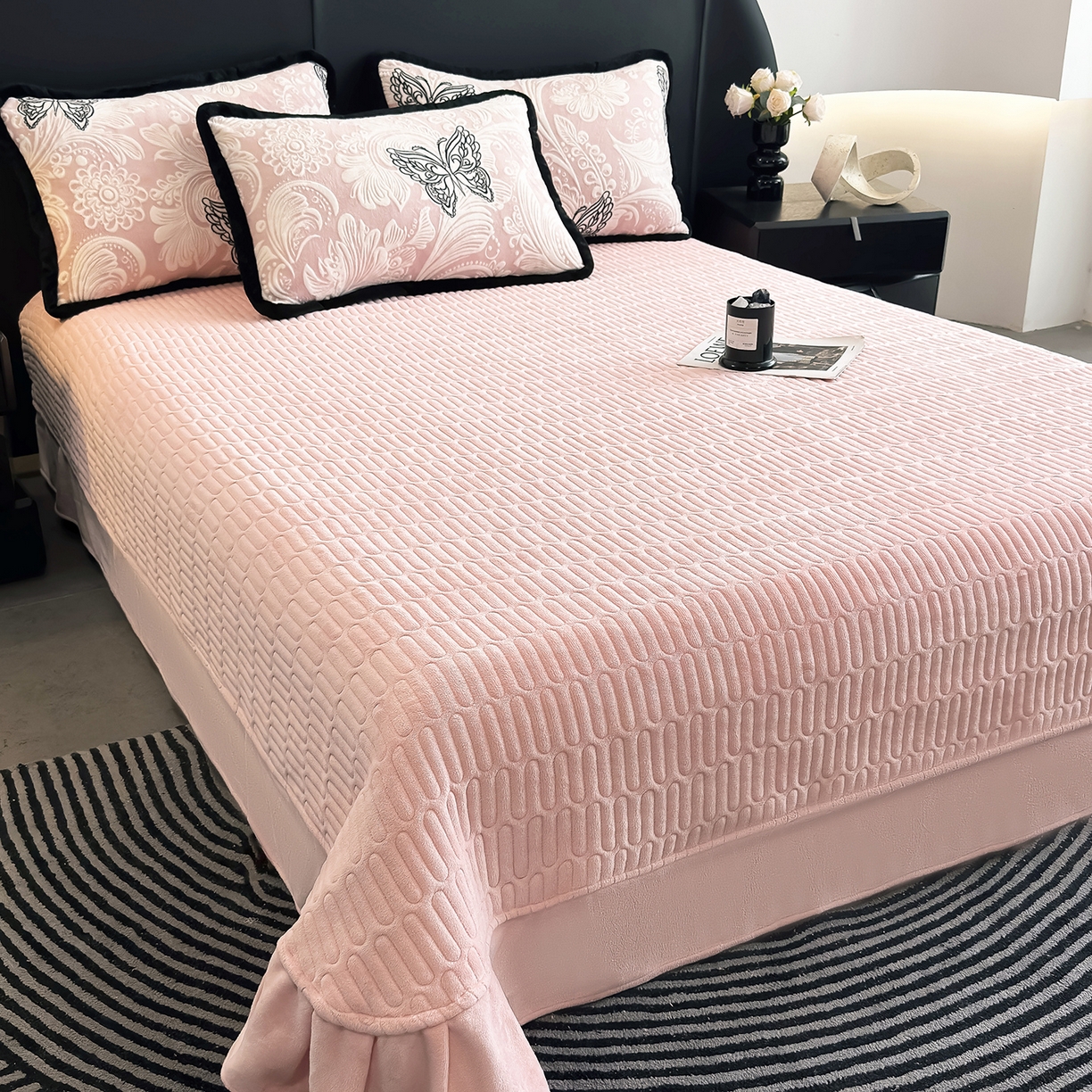 91家纺网 家纺一手货源 找家纺 典曼家纺 2025新款A类宽包边雕花绒四件套 蝴蝶花海