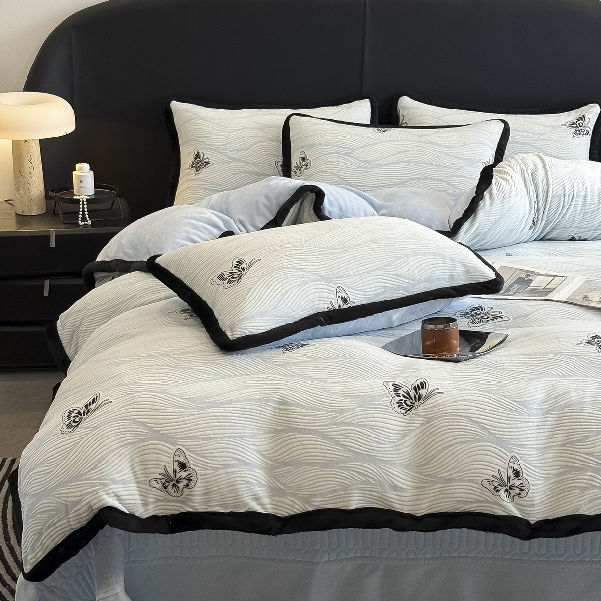 91家纺网 家纺一手货源 找家纺 典曼家纺 2025新款A类宽包边雕花绒四件套 蝴蝶海浪