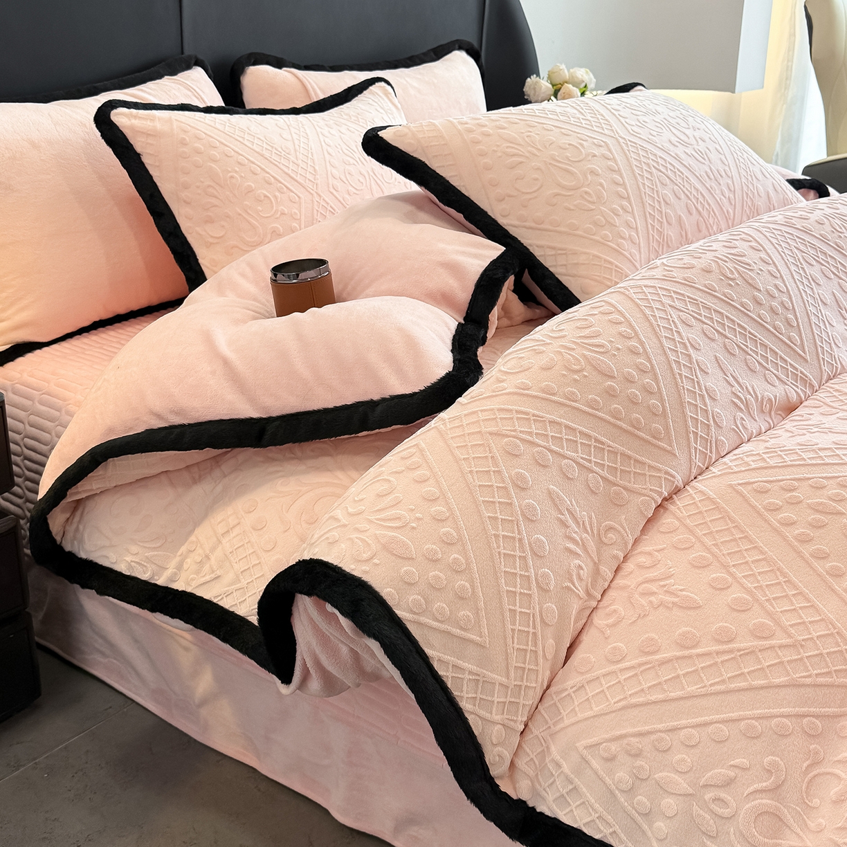 91家纺网 家纺一手货源 找家纺 典曼家纺 2025新款A类宽包边雕花绒四件套 欧风镜像-粉