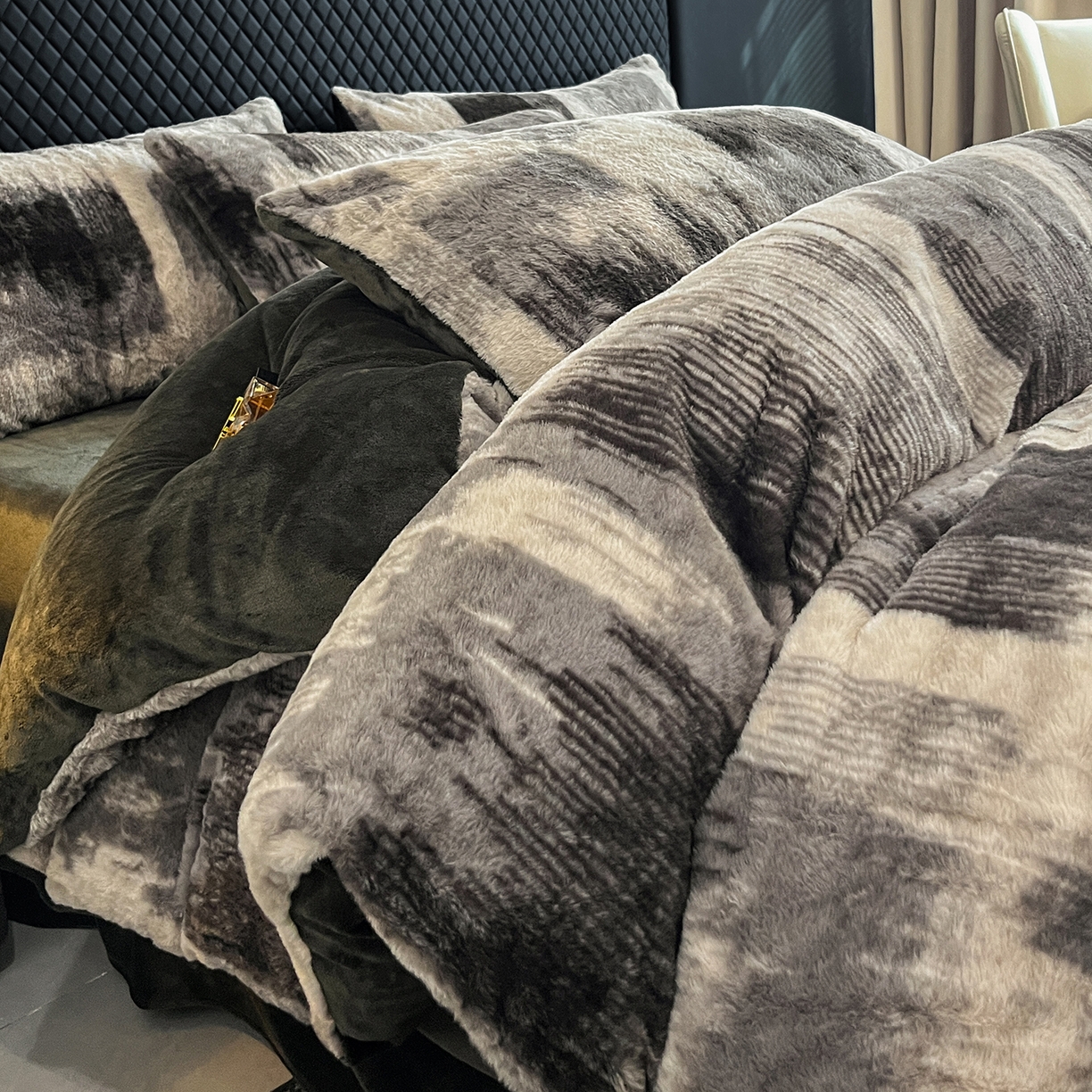 91家纺网 家纺一手货源 找家纺 民新家纺 2025新款兔毛绒印花简约款四件套 简约款-流金岁月