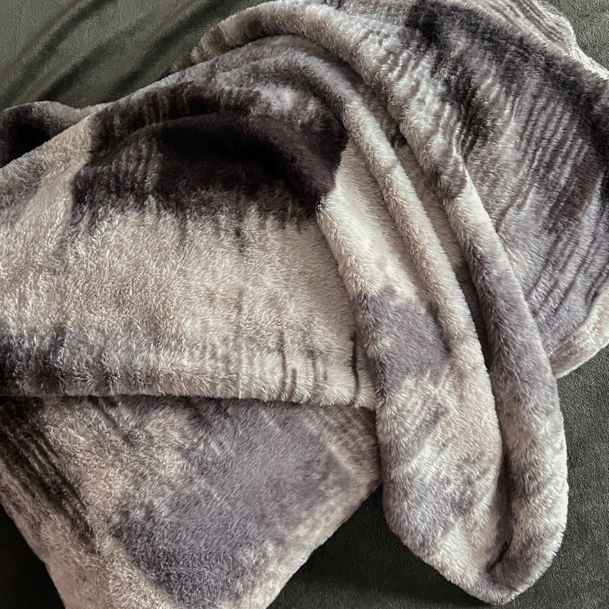 91家纺网 家纺一手货源 找家纺 民新家纺 2025新款兔毛绒印花简约款四件套 简约款-流金岁月