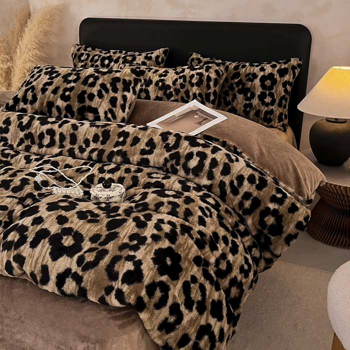 91家纺网 家纺一手货源 找家纺 民新家纺 2025新款兔毛绒印花简约款四件套 美拉德-豹紋咖