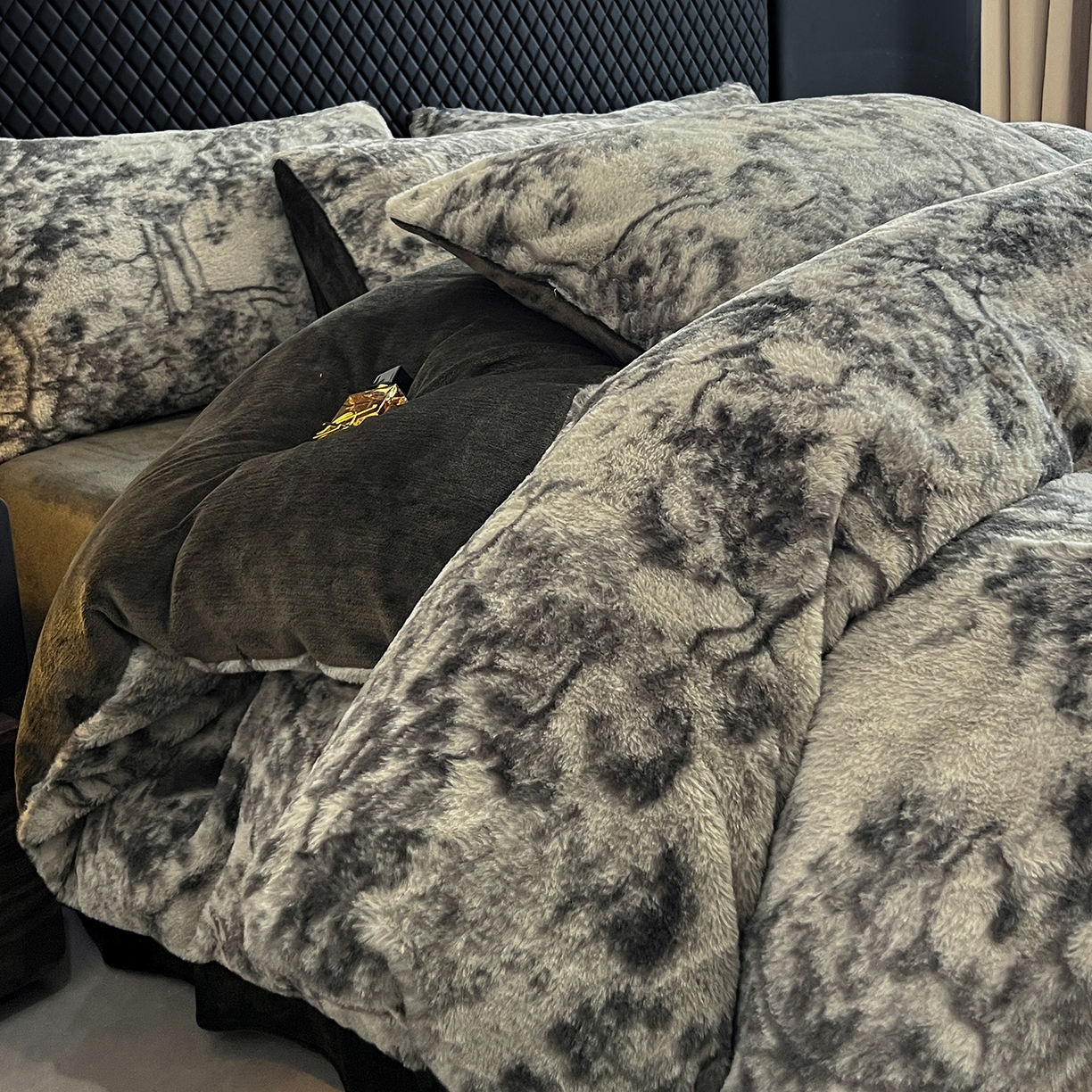 91家纺网 家纺一手货源 找家纺 民新家纺 2025新款兔毛绒印花简约款四件套 简约款-暖秋