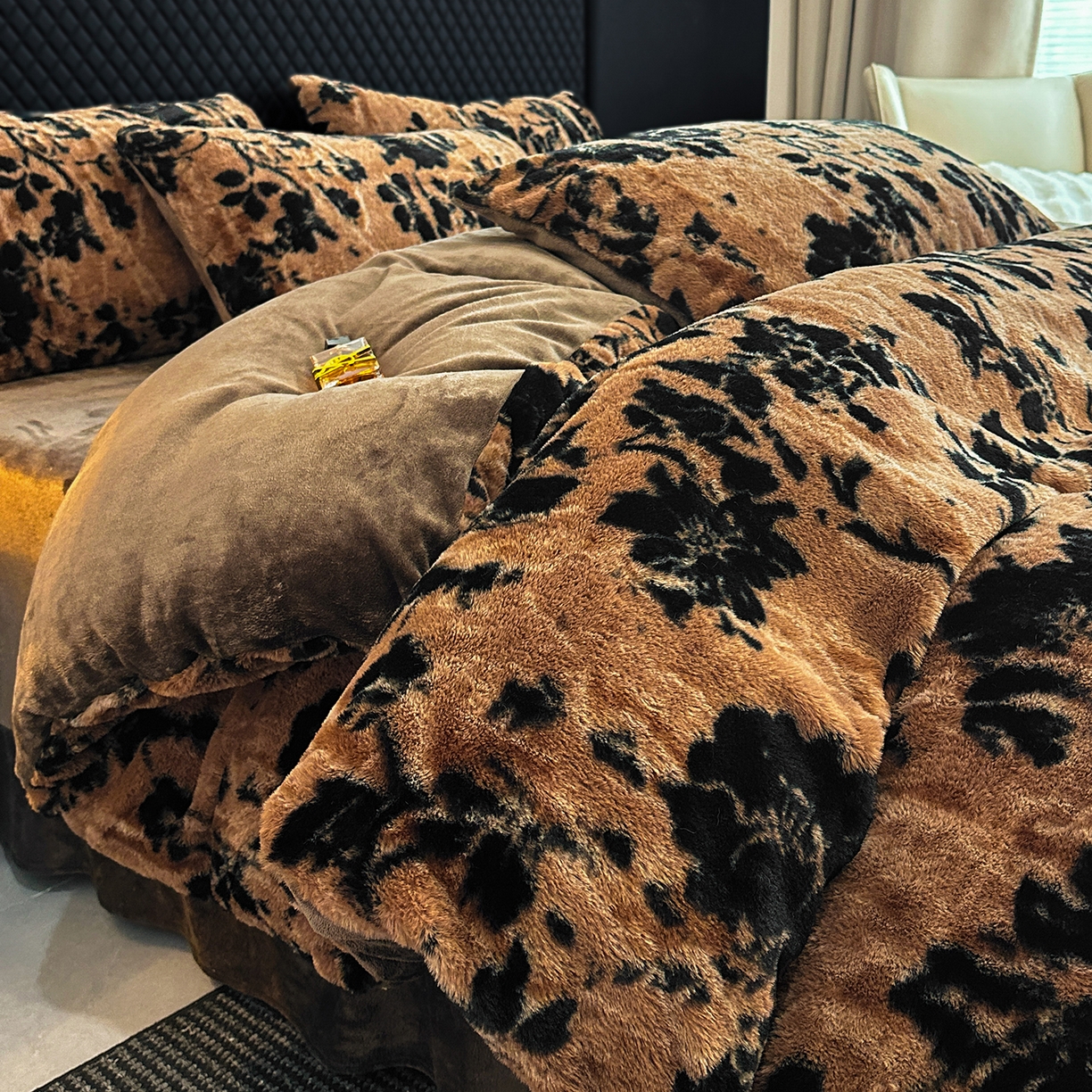 91家纺网 家纺一手货源 找家纺 民新家纺 2025新款兔毛绒印花简约款四件套 简约款-秋意