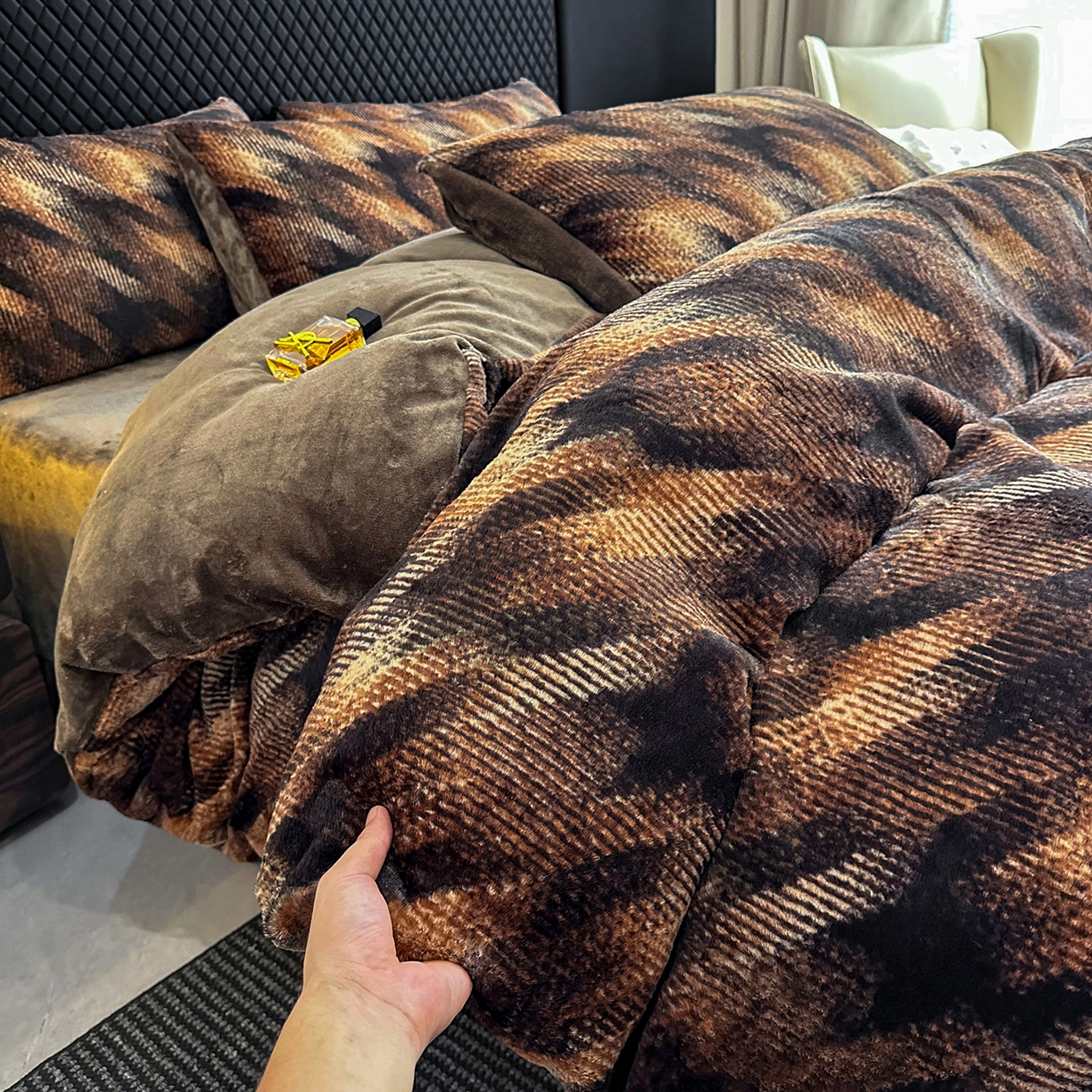 91家纺网 家纺一手货源 找家纺 民新家纺 2025新款兔毛绒印花简约款四件套 简约款-飞雁