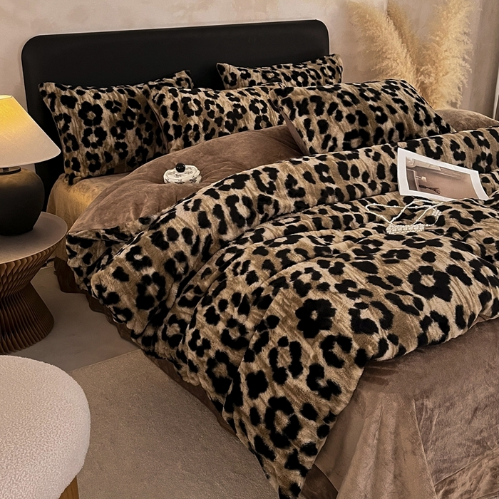 91家纺网 家纺一手货源 找家纺 民新家纺 2025新款兔毛绒印花简约款四件套 美拉德-豹紋咖