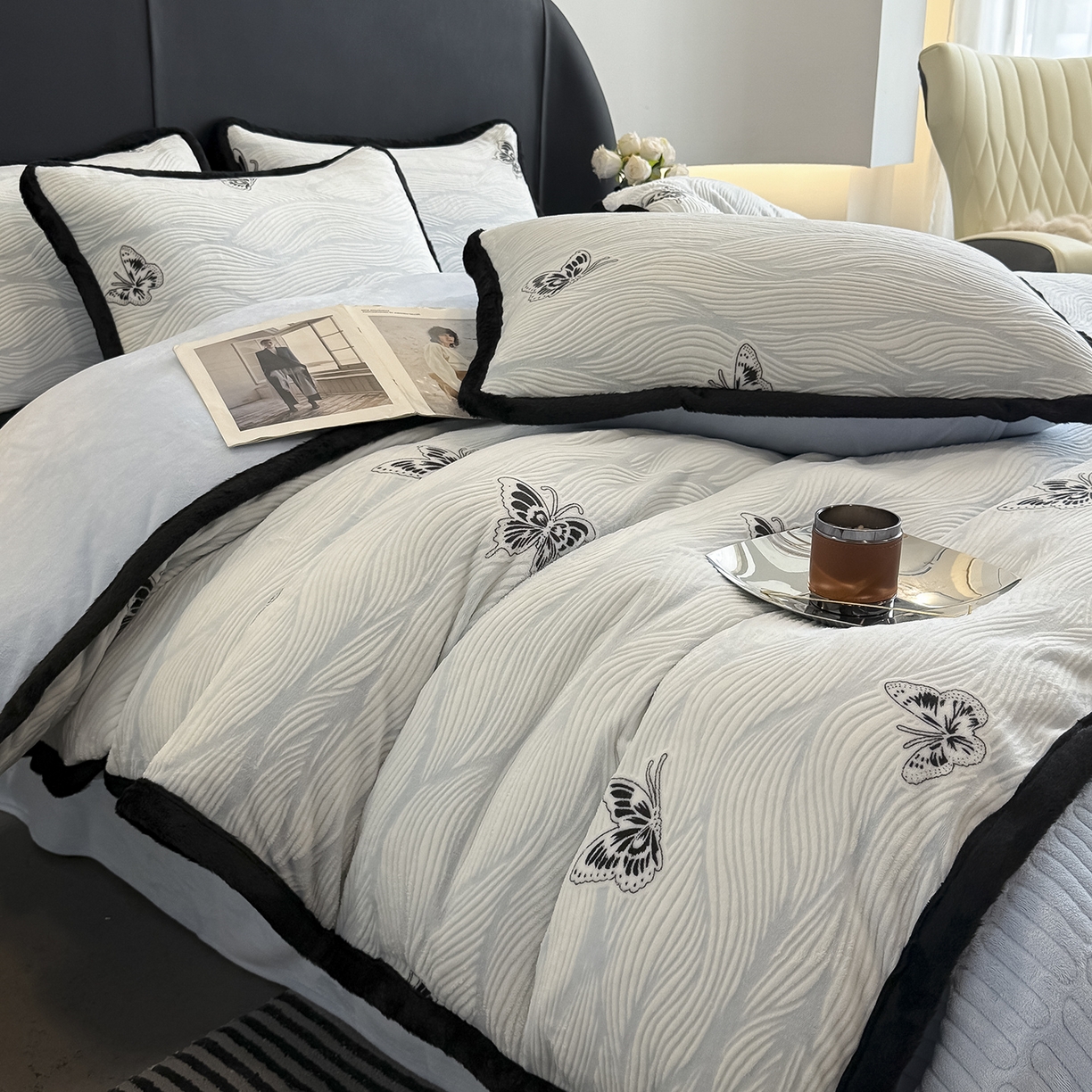 91家纺网 家纺一手货源 找家纺 典曼家纺 2025新款A类宽包边雕花绒四件套 蝴蝶海浪