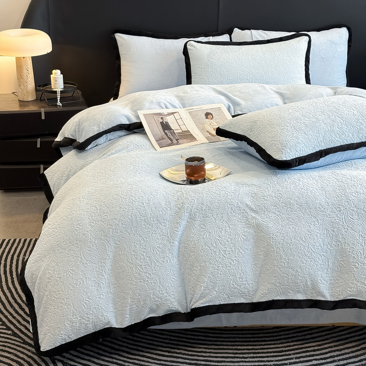 91家纺网 家纺一手货源 找家纺 典曼家纺 2025新款A类宽包边雕花绒四件套 千语千叶-蓝