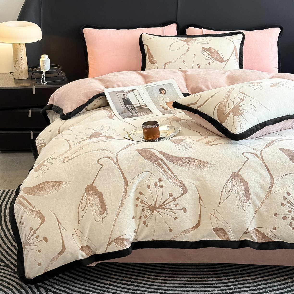 91家纺网 家纺一手货源 找家纺 典曼家纺 2025新款A类宽包边雕花绒四件套 彼岸花开