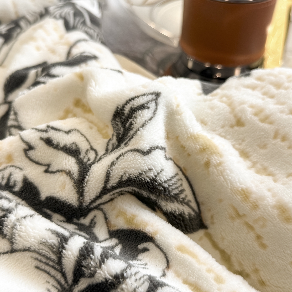 91家纺网 家纺一手货源 找家纺 典曼家纺 2025新款A类宽包边雕花绒四件套 牧野繁花