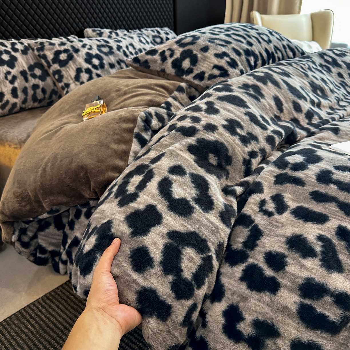 91家纺网 家纺一手货源 找家纺 民新家纺 2025新款兔毛绒印花简约款四件套 简约款豹纹-灰