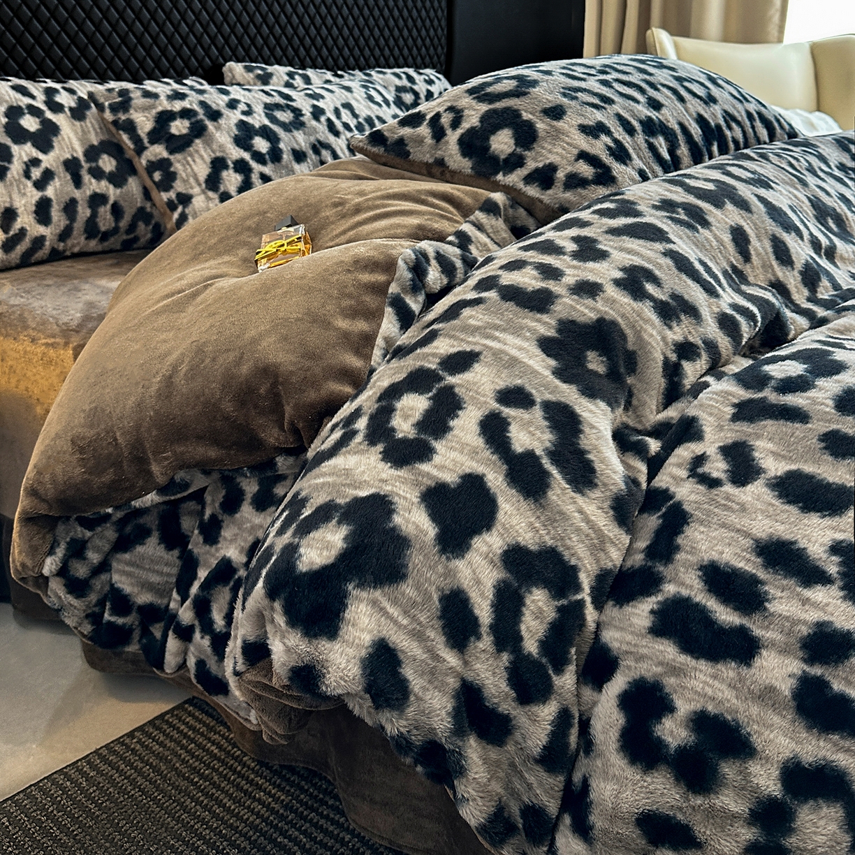 91家纺网 家纺一手货源 找家纺 民新家纺 2025新款兔毛绒印花简约款四件套 简约款豹纹-灰