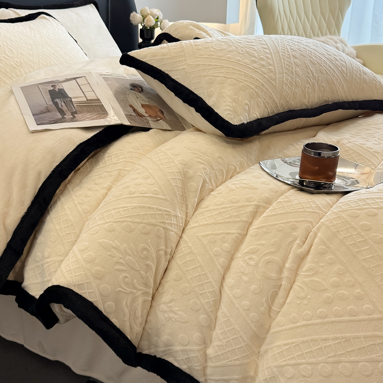 91家纺网 家纺一手货源 找家纺 典曼家纺 2025新款A类宽包边雕花绒四件套 欧风镜像-黄