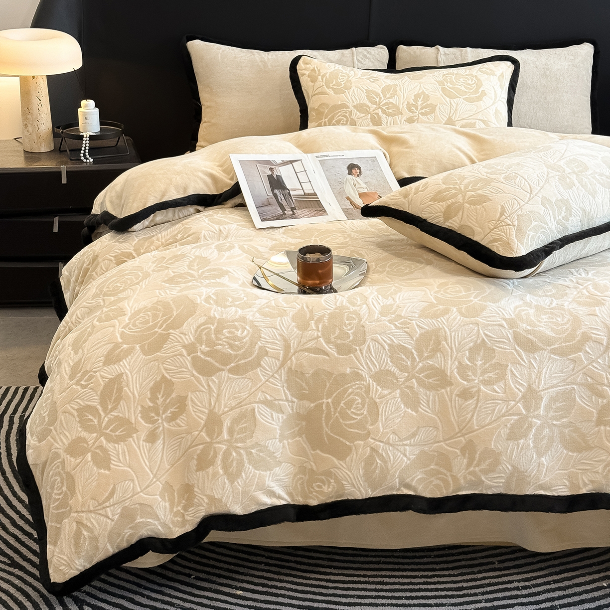 91家纺网 家纺一手货源 找家纺 典曼家纺 2025新款A类宽包边雕花绒四件套 柔曼花踪