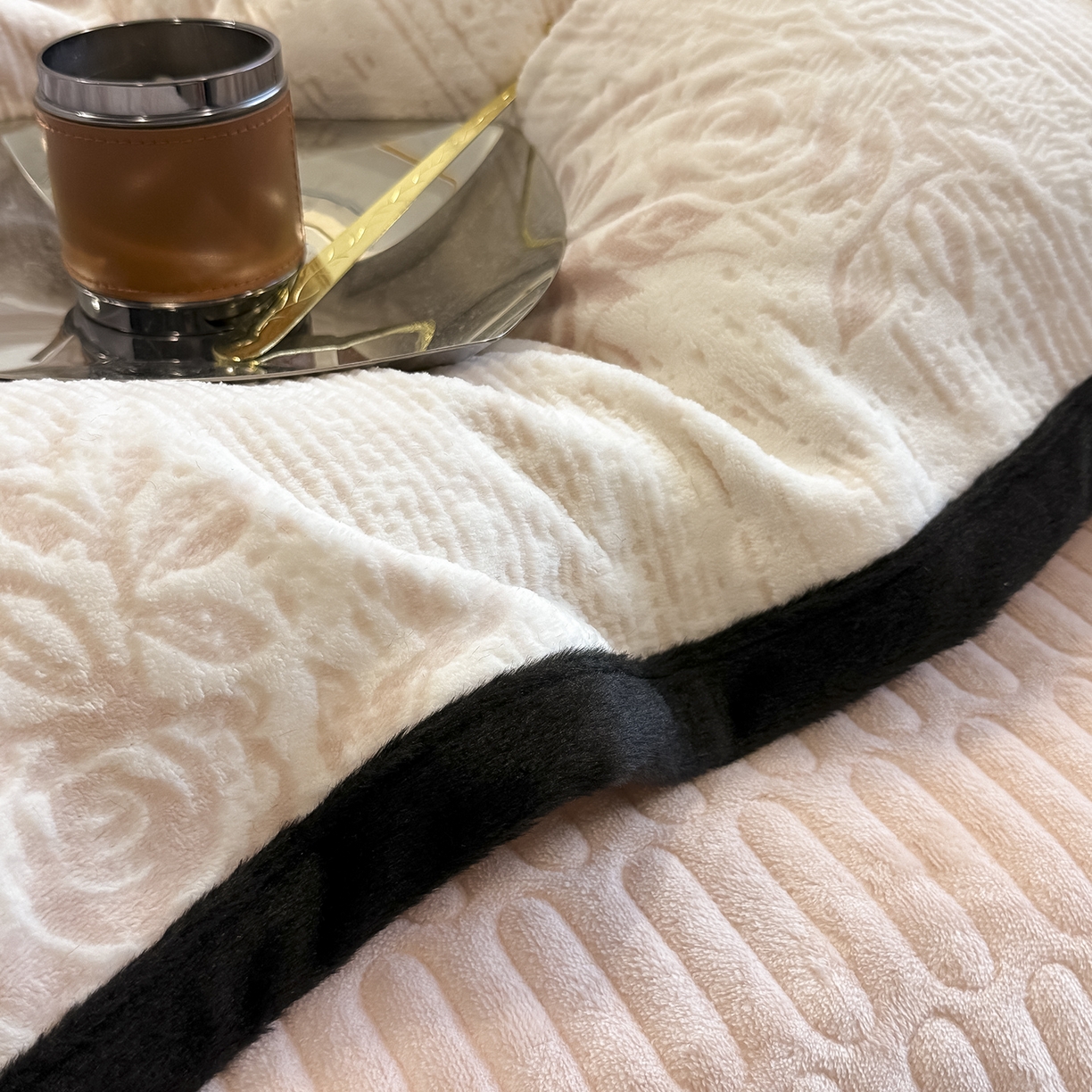 91家纺网 家纺一手货源 找家纺 典曼家纺 2025新款A类宽包边雕花绒四件套 寻觅花影