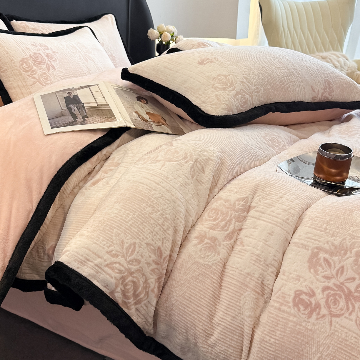 91家纺网 家纺一手货源 找家纺 典曼家纺 2025新款A类宽包边雕花绒四件套 寻觅花影