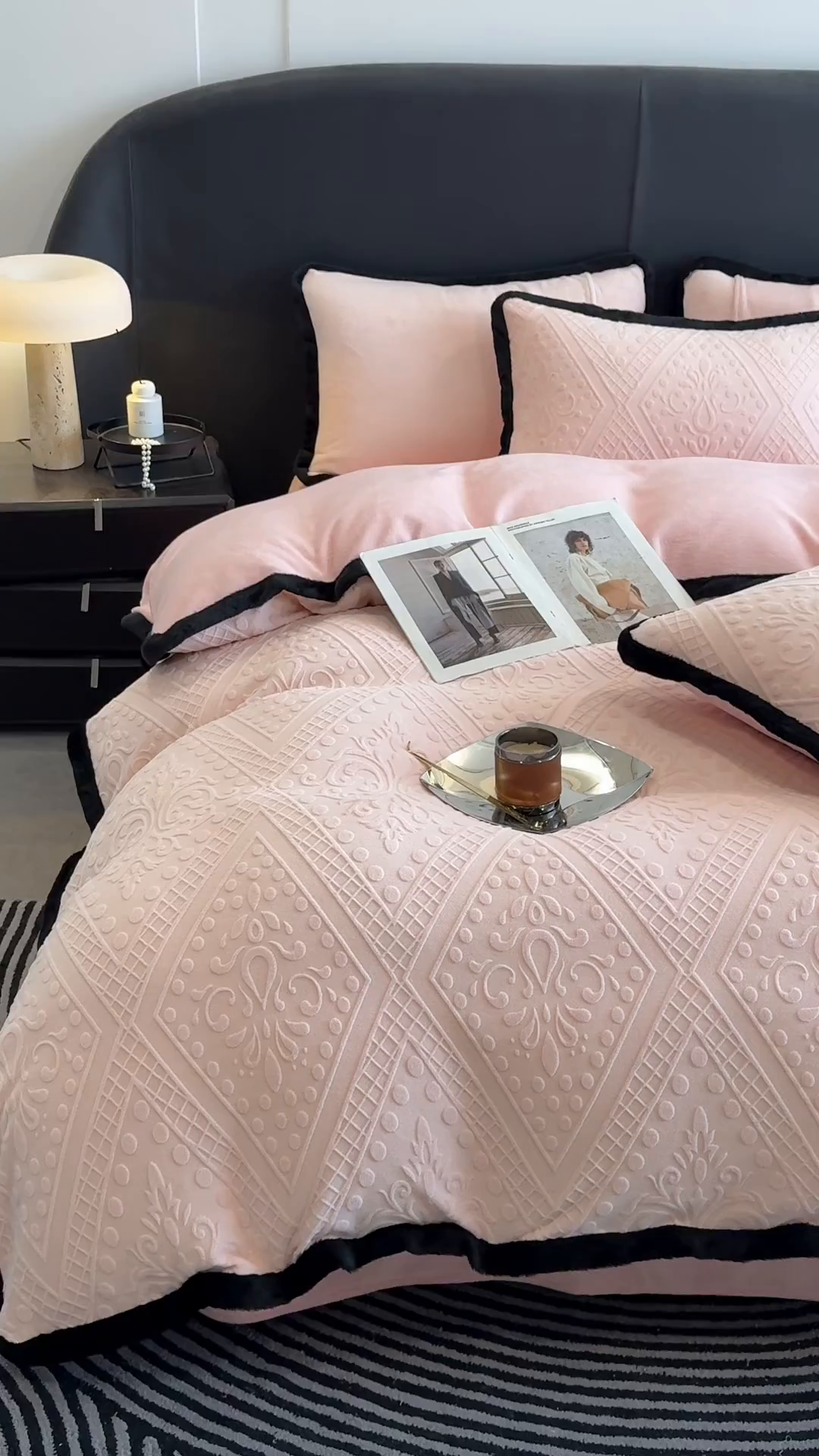 91家纺网 家纺一手货源 找家纺 典曼家纺 2025新款A类宽包边雕花绒四件套 欧风镜像-粉