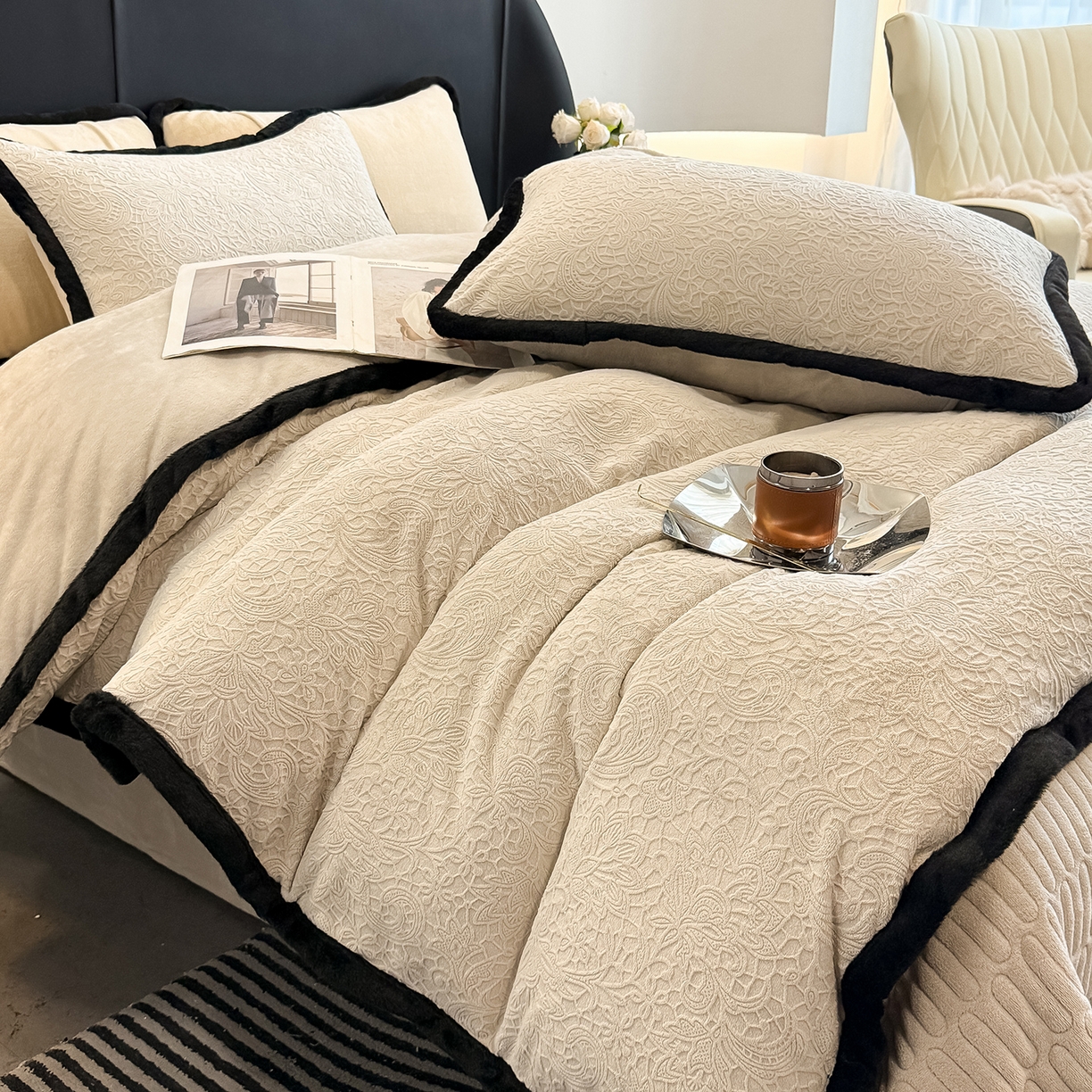 91家纺网 家纺一手货源 找家纺 典曼家纺 2025新款A类宽包边雕花绒四件套 千语千叶-黄