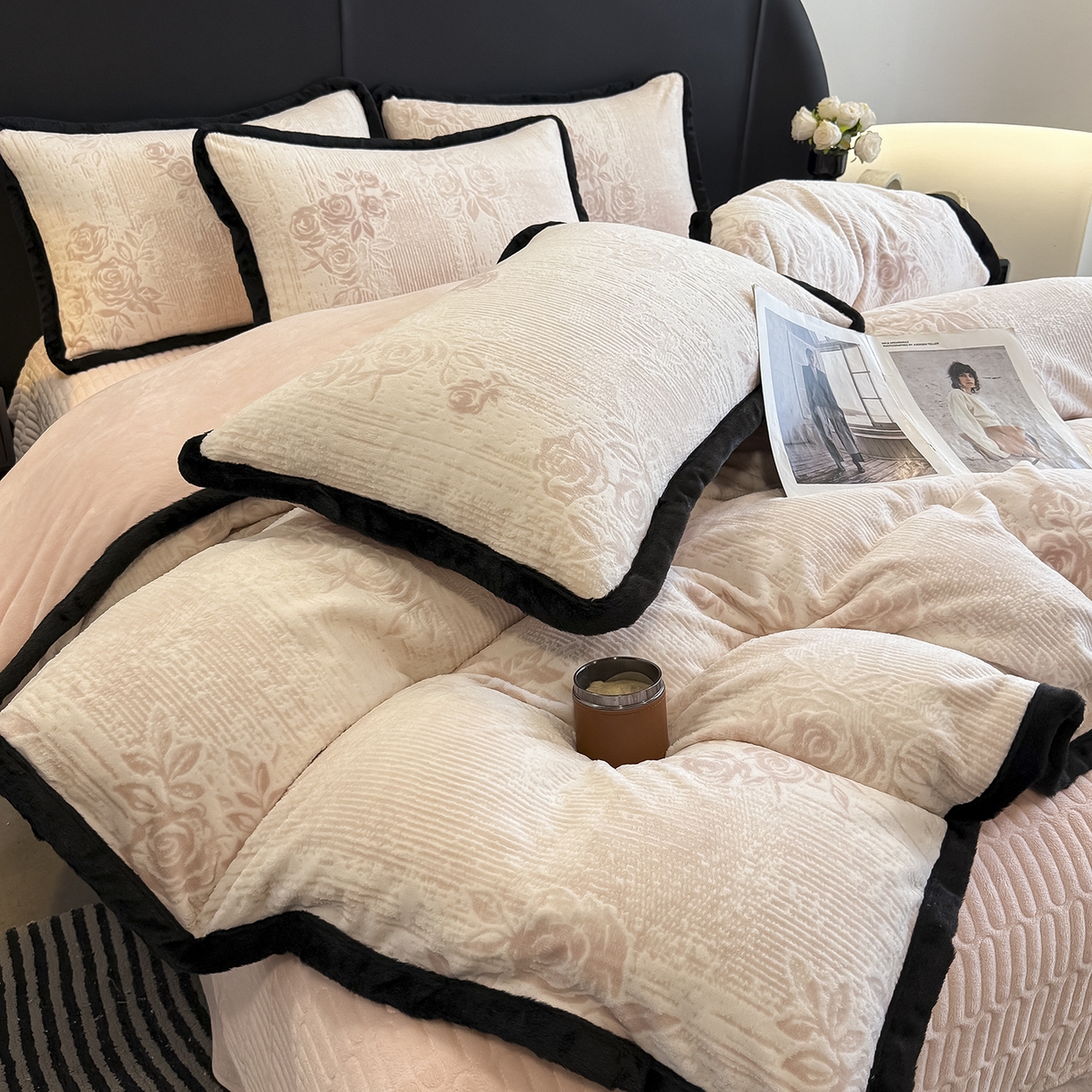 91家纺网 家纺一手货源 找家纺 典曼家纺 2025新款A类宽包边雕花绒四件套 寻觅花影