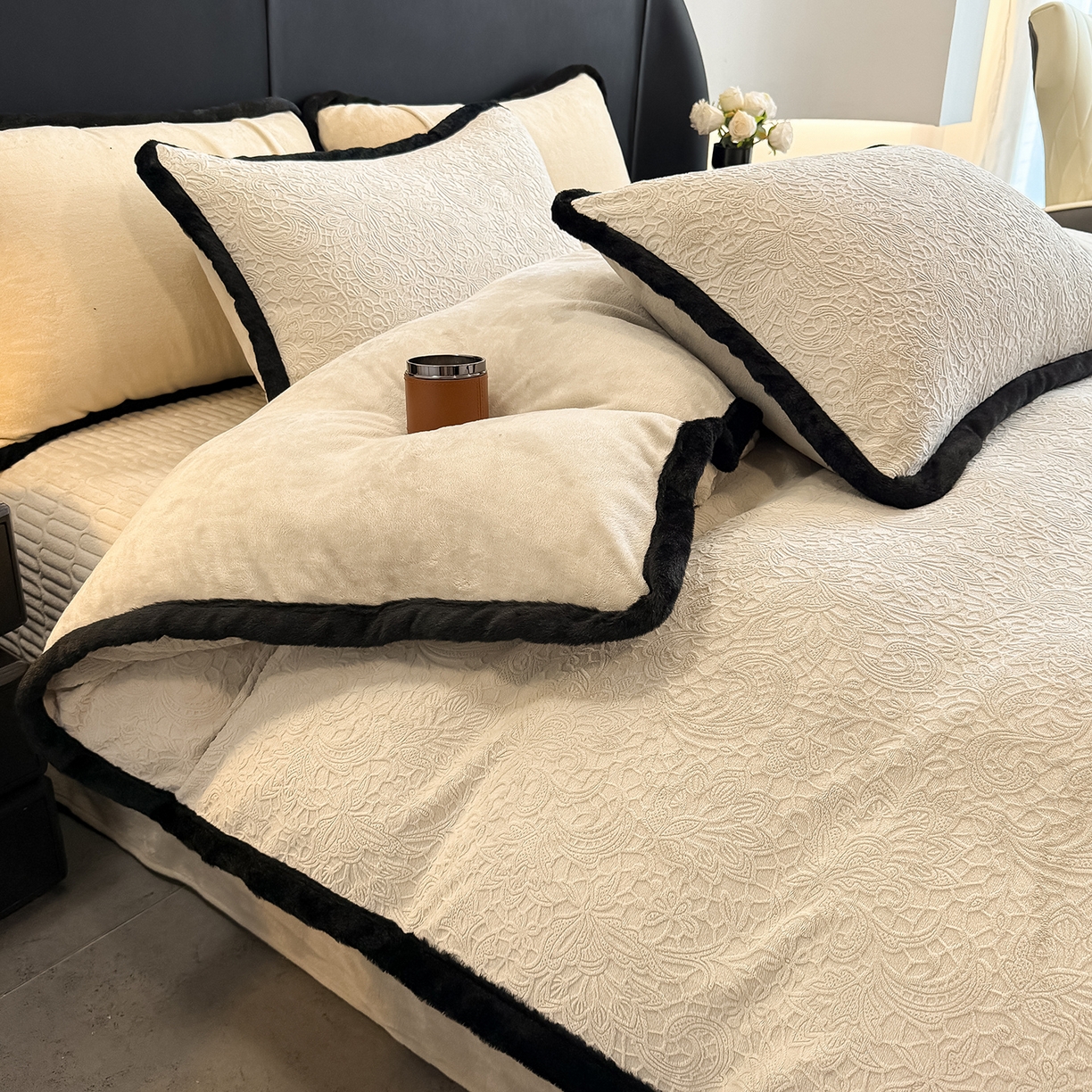 91家纺网 家纺一手货源 找家纺 典曼家纺 2025新款A类宽包边雕花绒四件套 千语千叶-黄