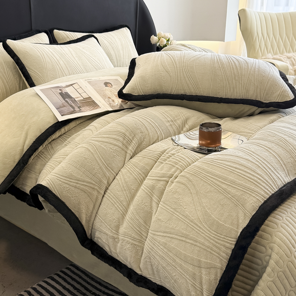 91家纺网 家纺一手货源 找家纺 典曼家纺 2025新款A类宽包边雕花绒四件套 波纹艺术