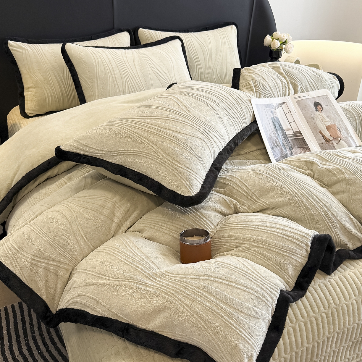 91家纺网 家纺一手货源 找家纺 典曼家纺 2025新款A类宽包边雕花绒四件套 波纹艺术