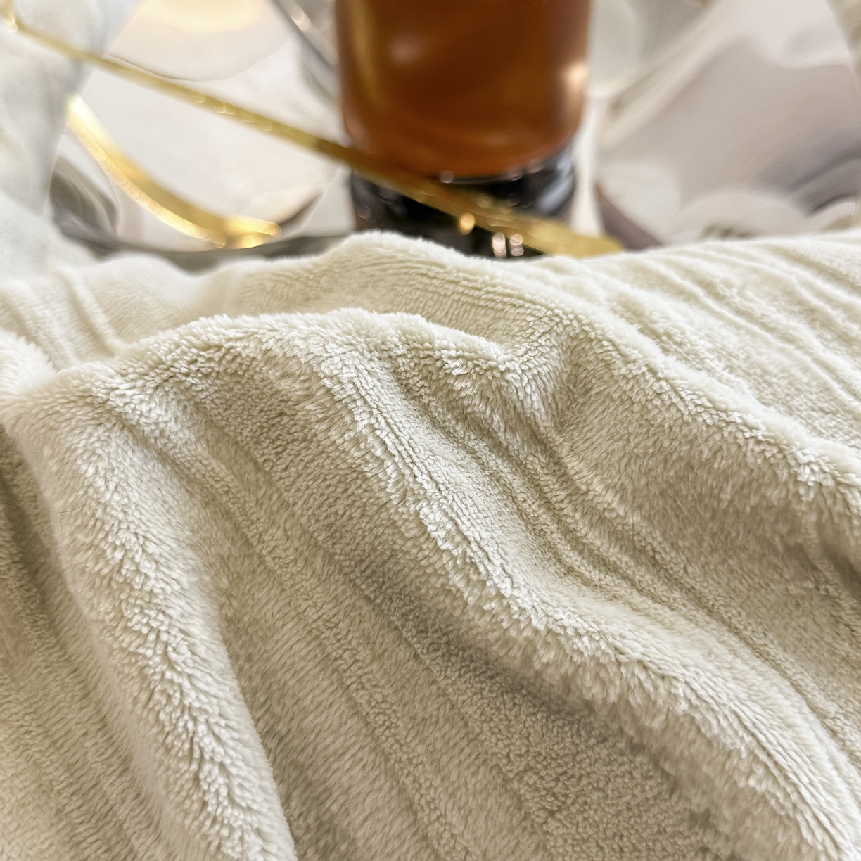 91家纺网 家纺一手货源 找家纺 典曼家纺 2025新款A类宽包边雕花绒四件套 波纹艺术