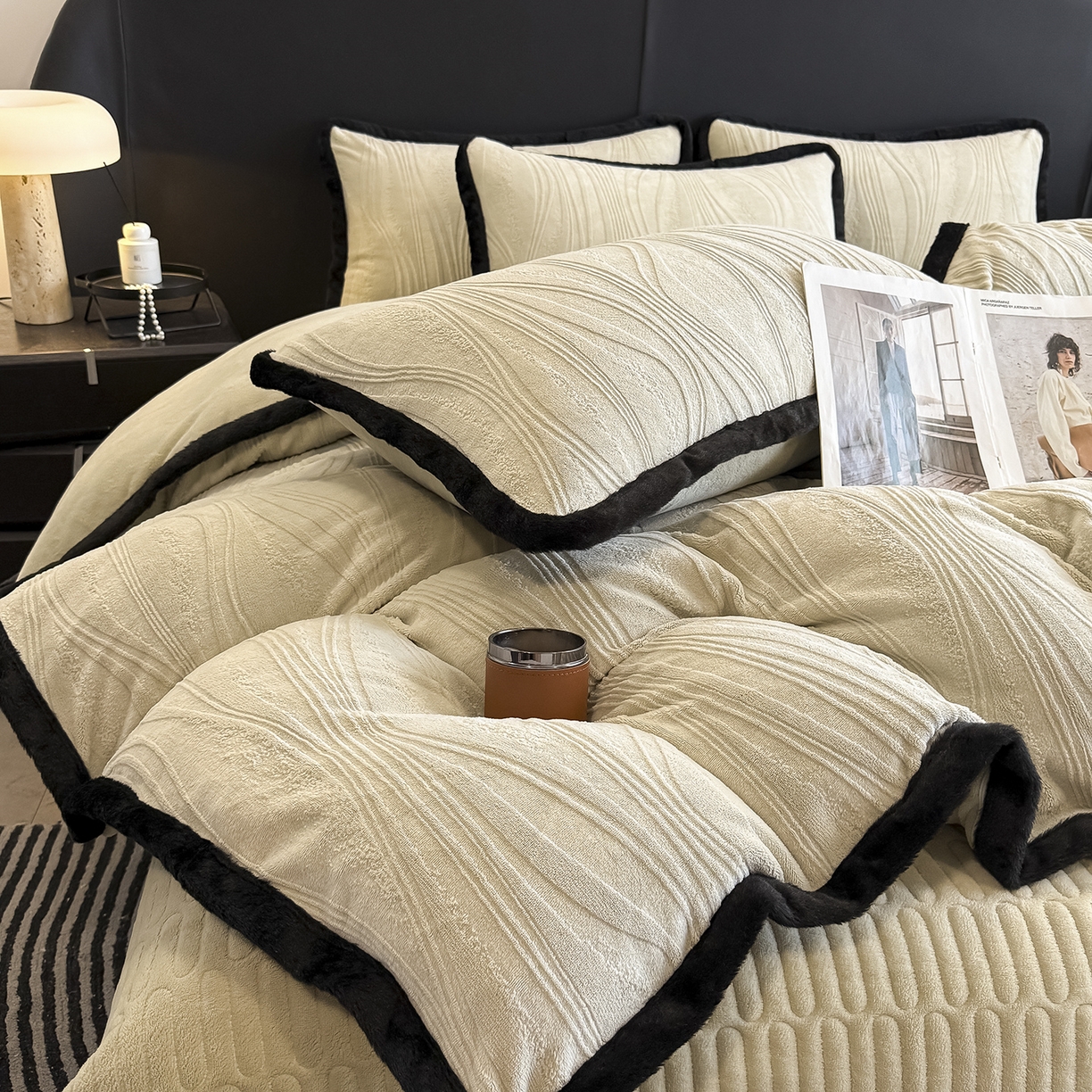 91家纺网 家纺一手货源 找家纺 典曼家纺 2025新款A类宽包边雕花绒四件套 波纹艺术