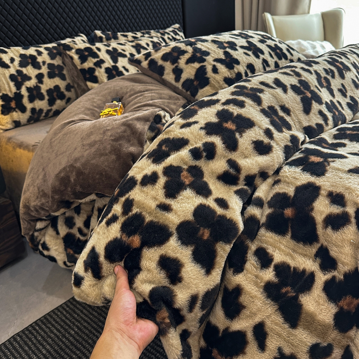 91家纺网 家纺一手货源 找家纺 民新家纺 2025新款兔毛绒印花简约款四件套 简约款-蝶语咖