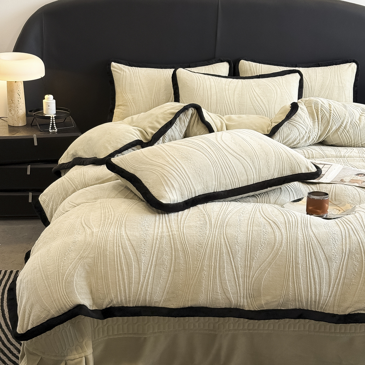 91家纺网 家纺一手货源 找家纺 典曼家纺 2025新款A类宽包边雕花绒四件套 波纹艺术