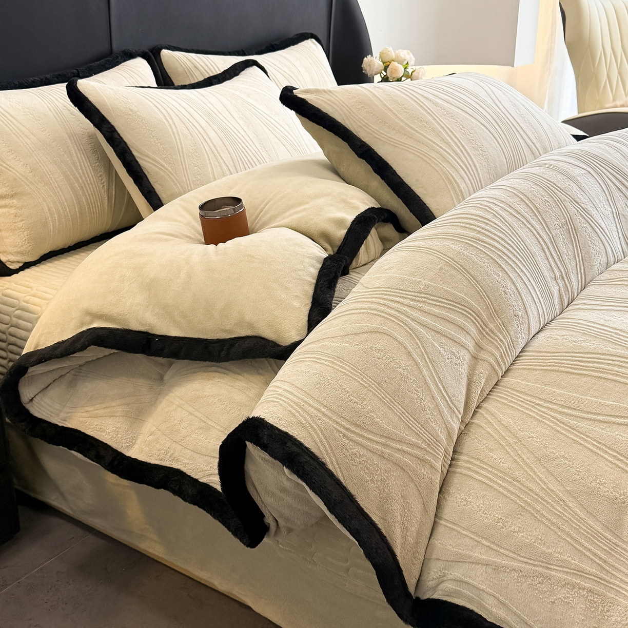 91家纺网 家纺一手货源 找家纺 典曼家纺 2025新款A类宽包边雕花绒四件套 波纹艺术