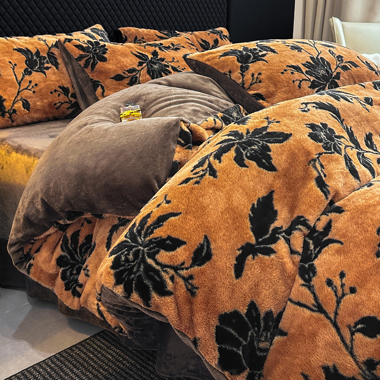 91家纺网 家纺一手货源 找家纺 民新家纺 2025新款兔毛绒印花简约款四件套 简约款-繁花