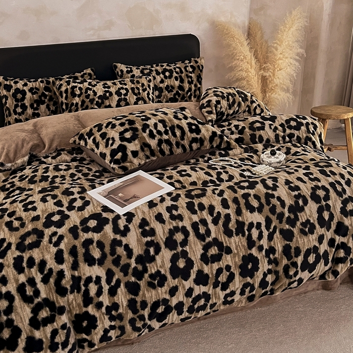 91家纺网 家纺一手货源 找家纺 民新家纺 2025新款兔毛绒印花简约款四件套 美拉德-豹紋咖