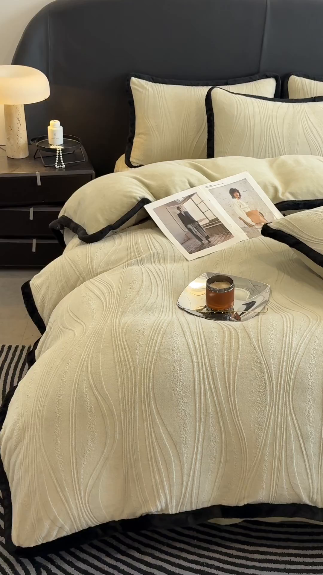 91家纺网 家纺一手货源 找家纺 典曼家纺 2025新款A类宽包边雕花绒四件套 波纹艺术