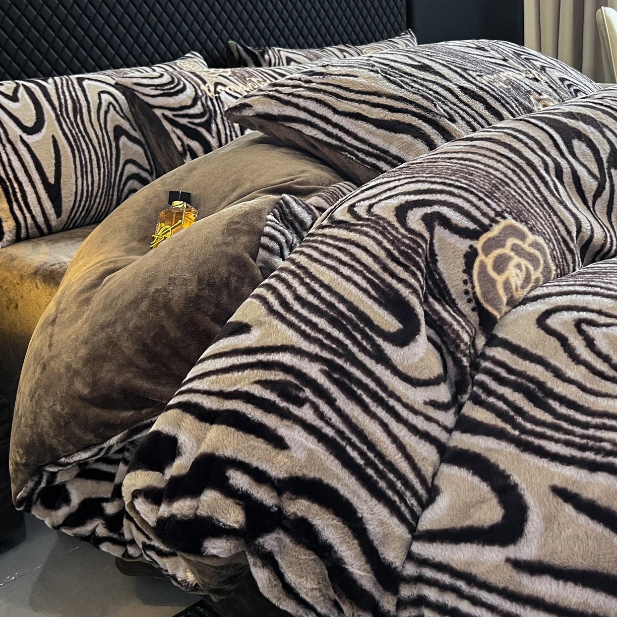 91家纺网 家纺一手货源 找家纺 民新家纺 2025新款兔毛绒印花简约款四件套 简约款-斑柔