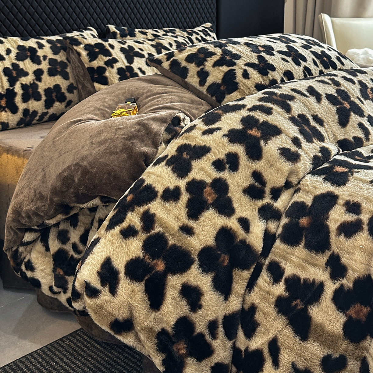 91家纺网 家纺一手货源 找家纺 民新家纺 2025新款兔毛绒印花简约款四件套 简约款-蝶语咖