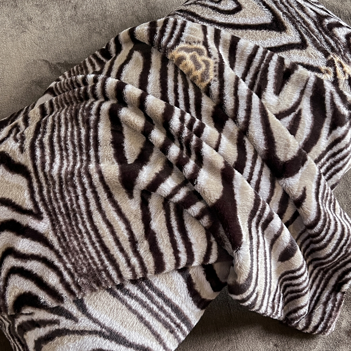 91家纺网 家纺一手货源 找家纺 民新家纺 2025新款兔毛绒印花简约款四件套 简约款-斑柔