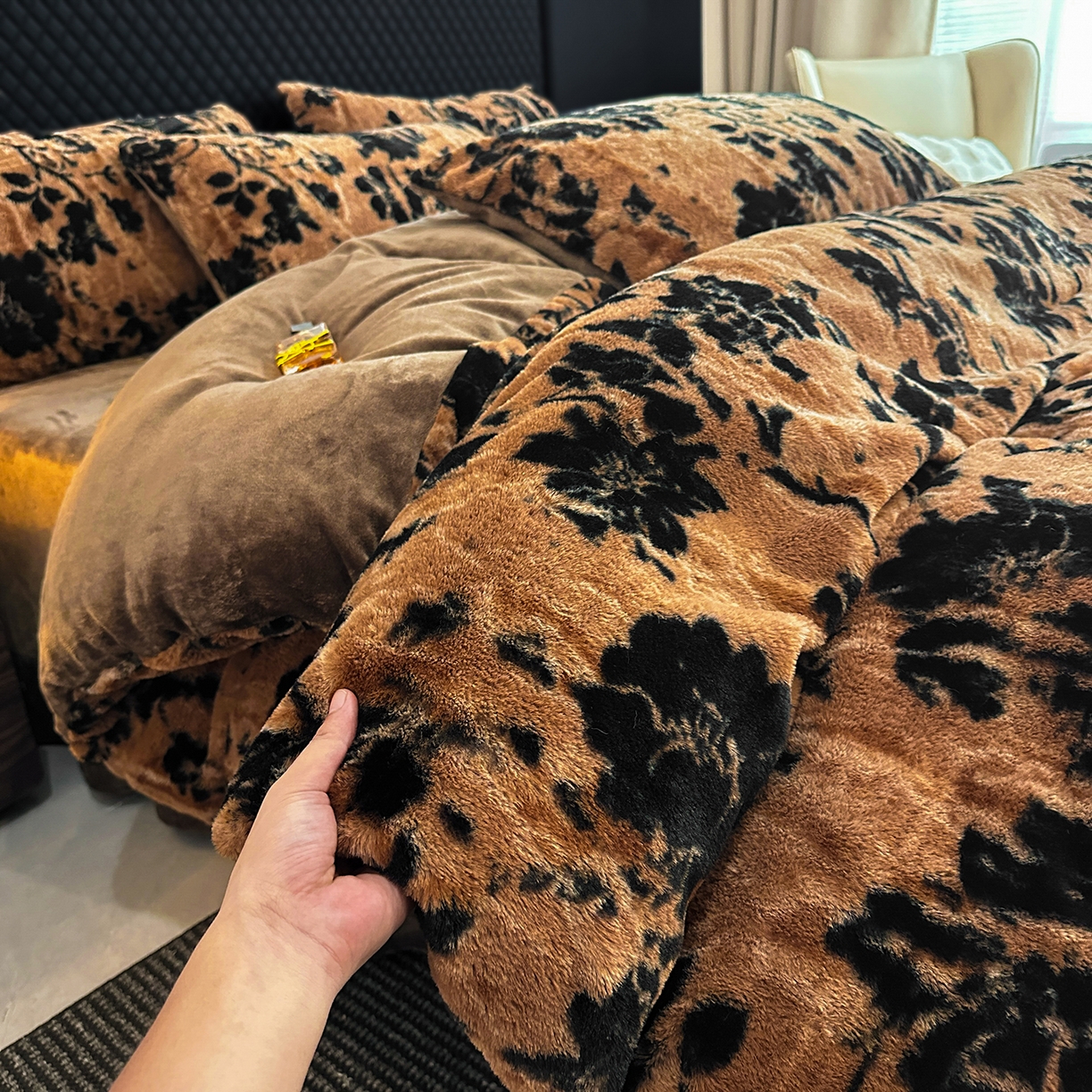 91家纺网 家纺一手货源 找家纺 民新家纺 2025新款兔毛绒印花简约款四件套 简约款-秋意