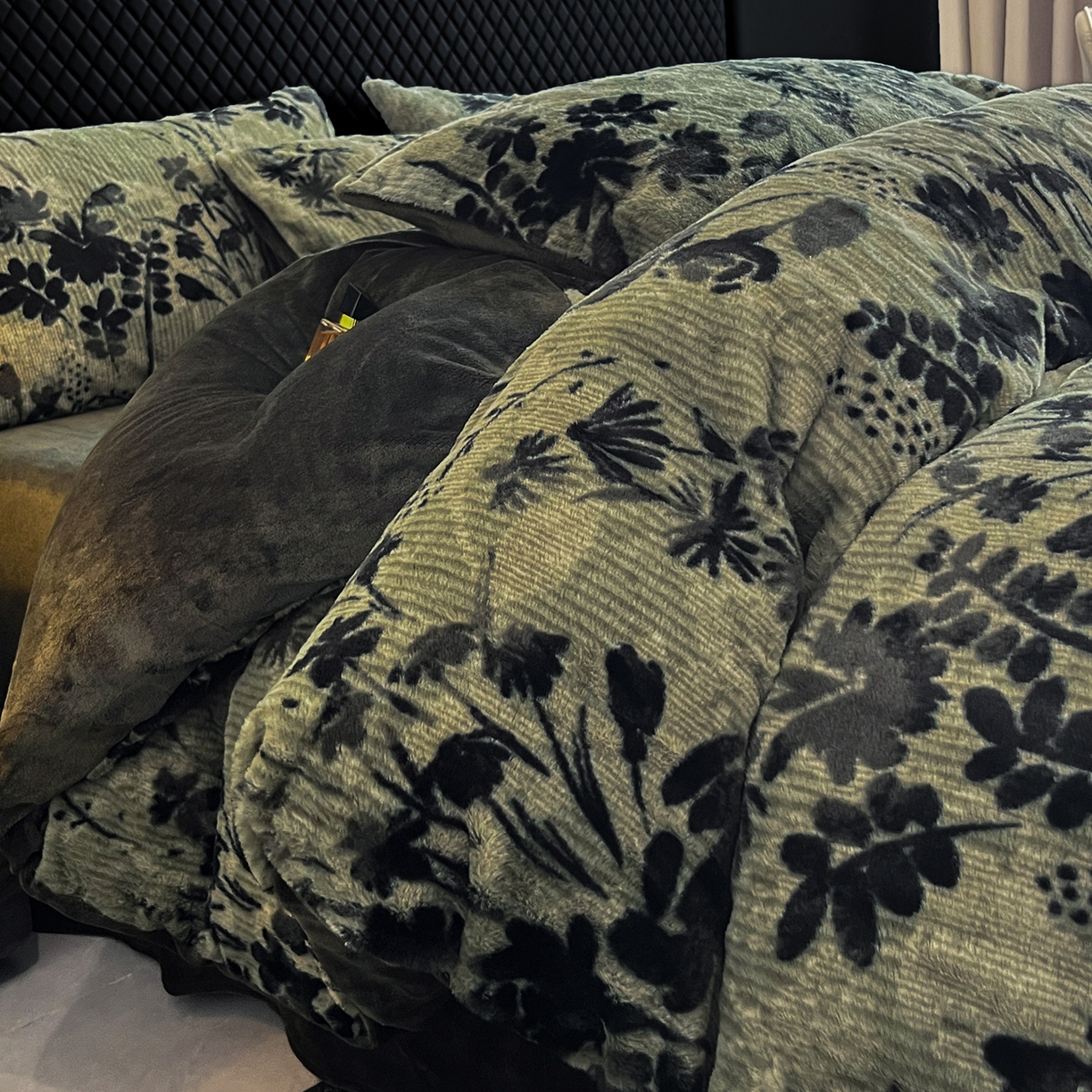 91家纺网 家纺一手货源 找家纺 民新家纺 2025新款兔毛绒印花简约款四件套 简约款-芳华