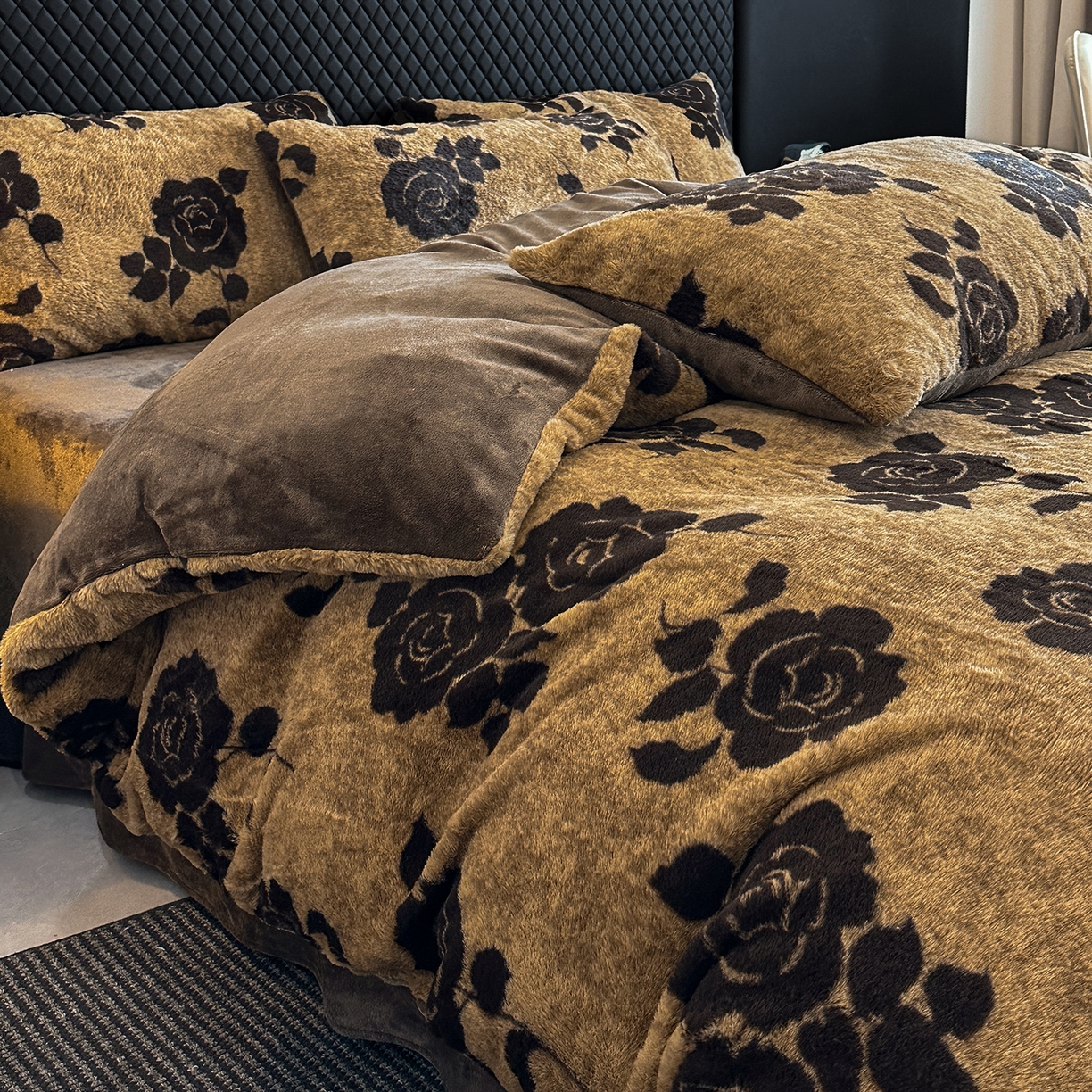 91家纺网 家纺一手货源 找家纺 民新家纺 2025新款兔毛绒印花简约款四件套 简约款-爱意玫瑰咖