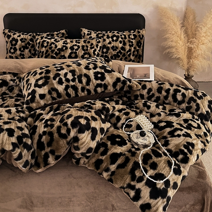 91家纺网 家纺一手货源 找家纺 民新家纺 2025新款兔毛绒印花简约款四件套 美拉德-豹紋咖