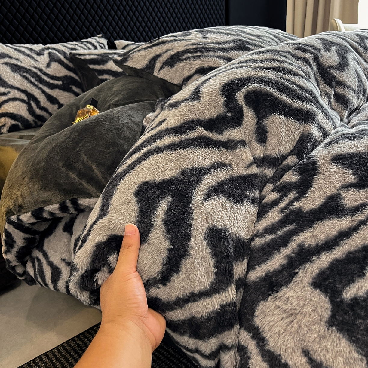 91家纺网 家纺一手货源 找家纺 民新家纺 2025新款兔毛绒印花简约款四件套 简约款-条纹