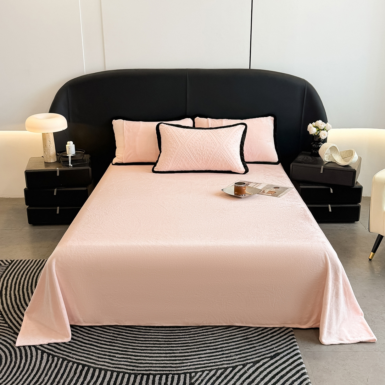 91家纺网 家纺一手货源 找家纺 典曼家纺 2025新款A类宽包边雕花绒四件套 欧风镜像-粉