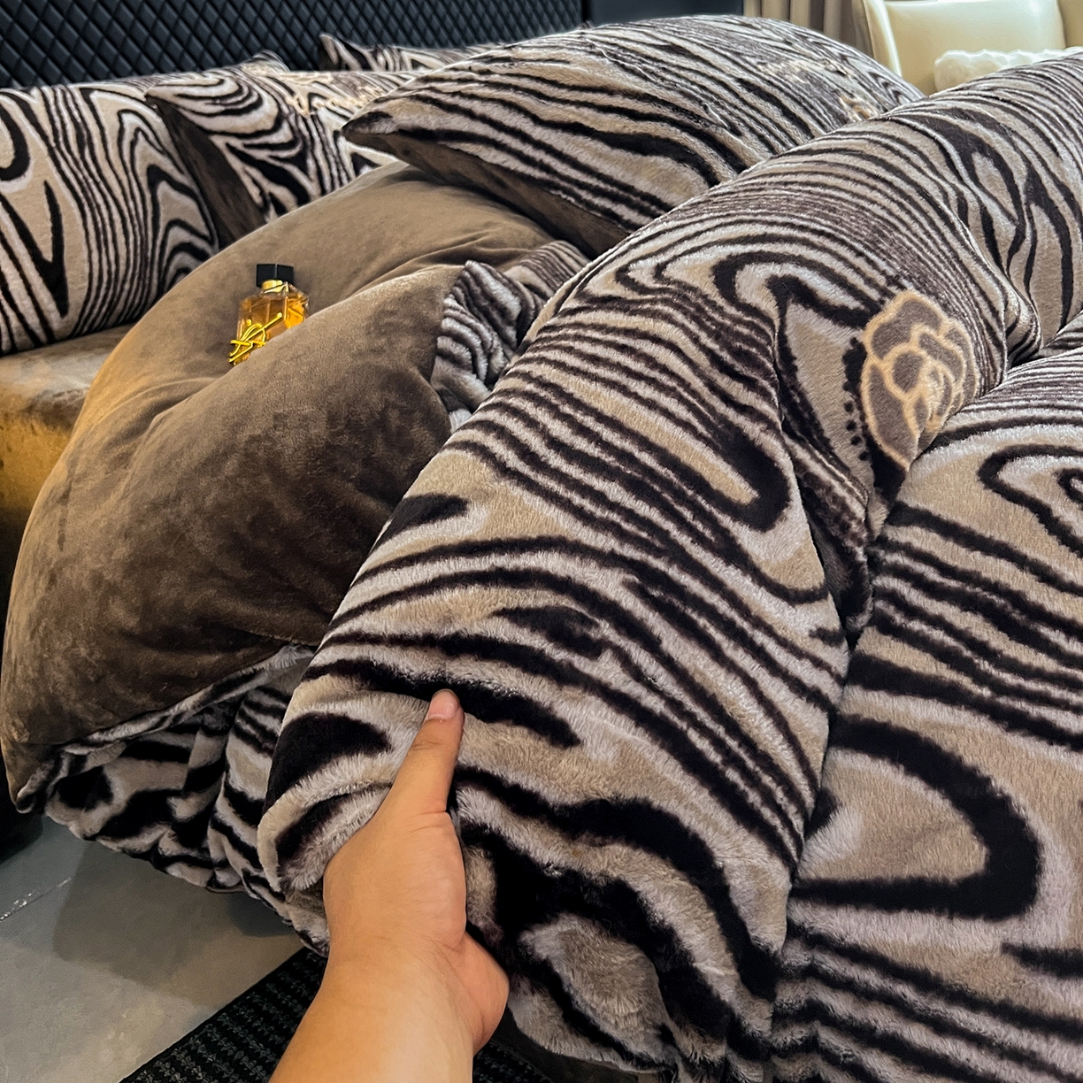 91家纺网 家纺一手货源 找家纺 民新家纺 2025新款兔毛绒印花简约款四件套 简约款-斑柔