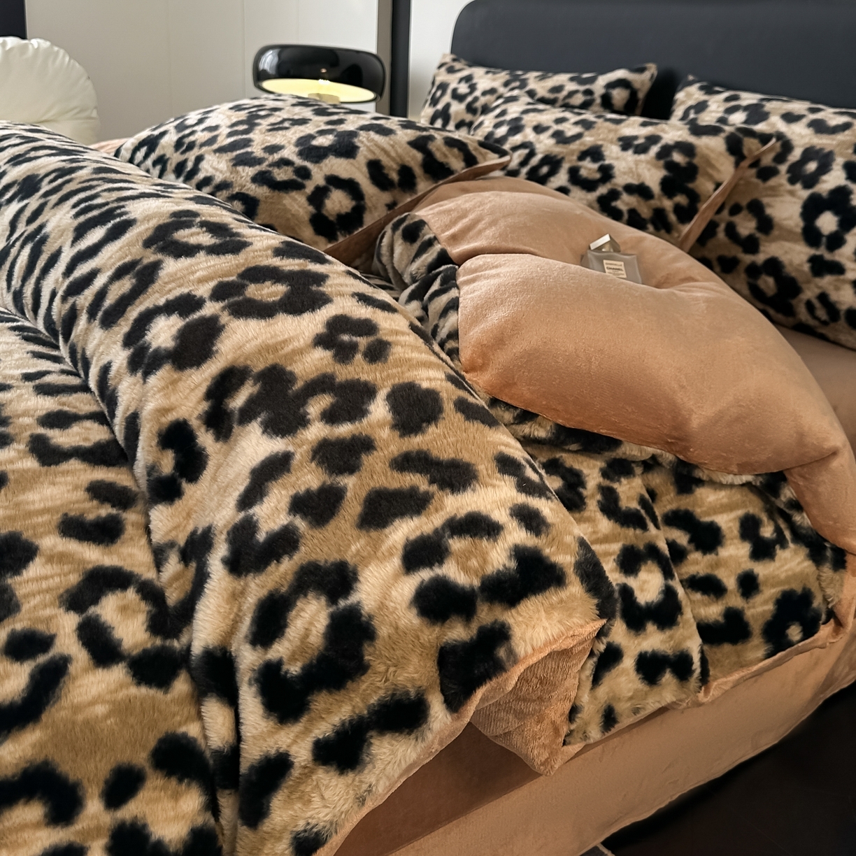 91家纺网 家纺一手货源 找家纺 （总）鸿羽樱家纺《原伊菲晓》 2025新款美拉德复古印花抽条兔毛绒床裙款四件套