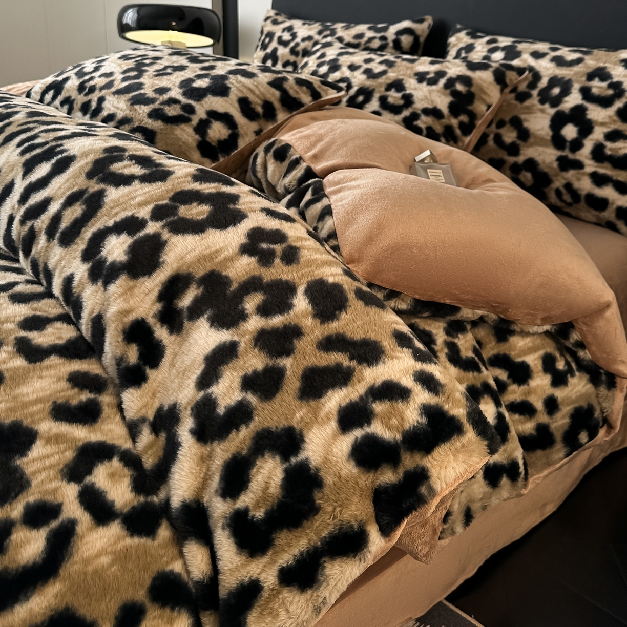 91家纺网 家纺一手货源 找家纺 （总）鸿羽樱家纺《原伊菲晓》 2025新款美拉德复古印花抽条兔毛绒床裙款四件套