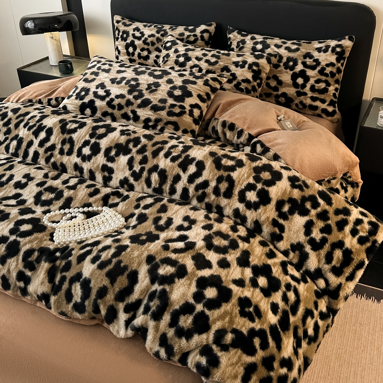 91家纺网 家纺一手货源 找家纺 （总）鸿羽樱家纺《原伊菲晓》 2025新款美拉德复古印花抽条兔毛绒床裙款四件套