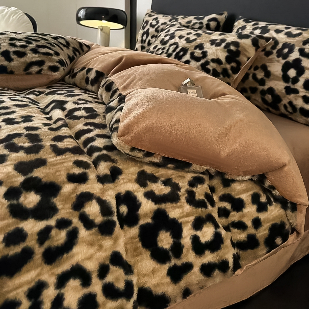 91家纺网 家纺一手货源 找家纺 （总）鸿羽樱家纺《原伊菲晓》 2025新款美拉德复古印花抽条兔毛绒床裙款四件套