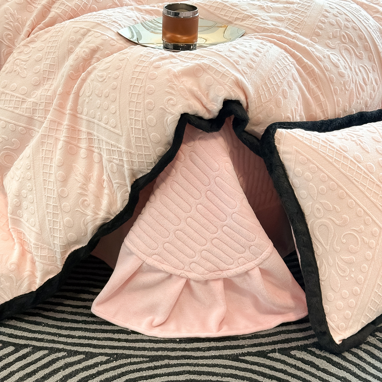 91家纺网 家纺一手货源 找家纺 典曼家纺 2025新款A类宽包边雕花绒四件套 欧风镜像-粉